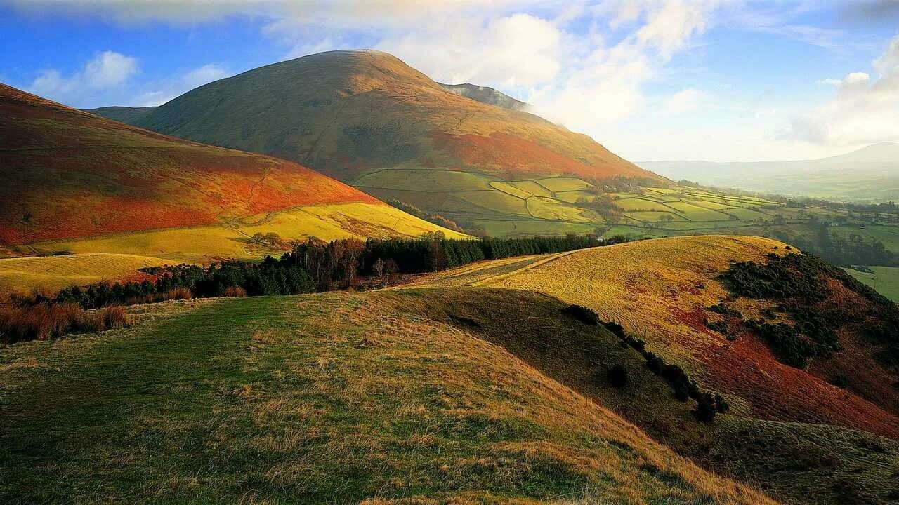 Природный ландшафт примеры фото Картина на холсте 60x110 Альянс Лес "Осень горы трава холм" на подрамнике / инте