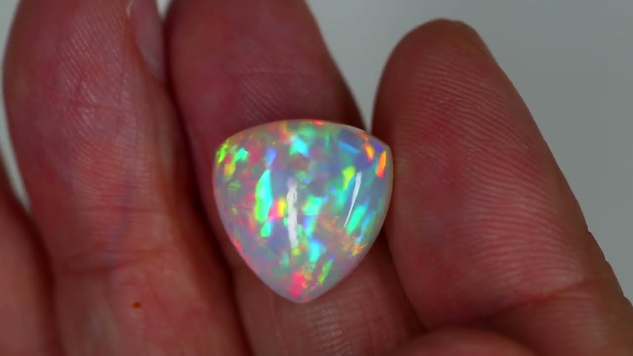 Природный опал фото Bright Ethiopian Welo opal 8,42 ct Crystal body - YouTube