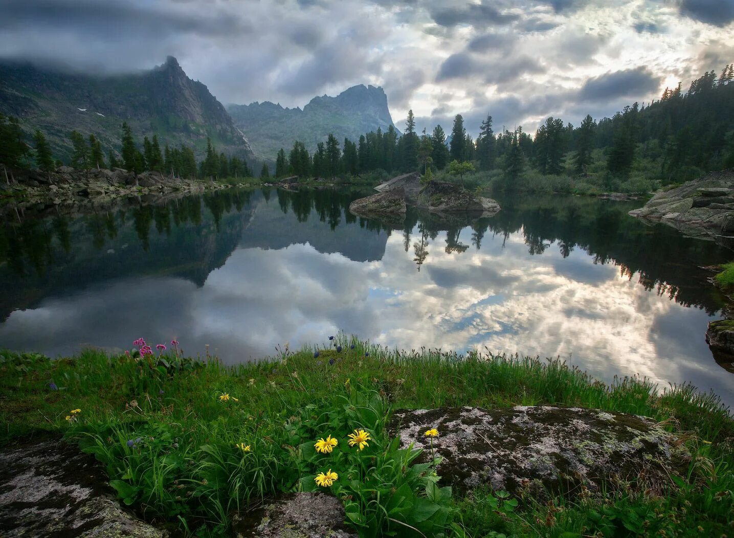 Природный парк ергаки красноярский край фото Летним утром. Озеро Художников Из серии "Ергаки 2016" #ергаки #горы #саяны #озер