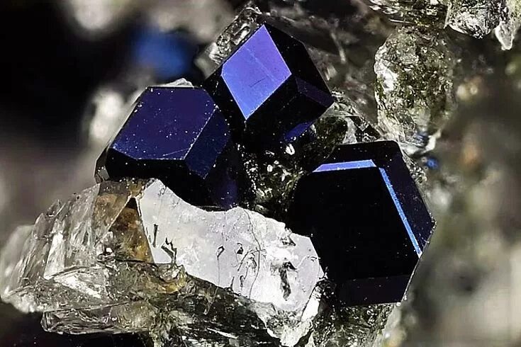 Природный синий гранат фото цены Andradite var. Melanite Minerals and gemstones, Crystals, Minerals crystals rock