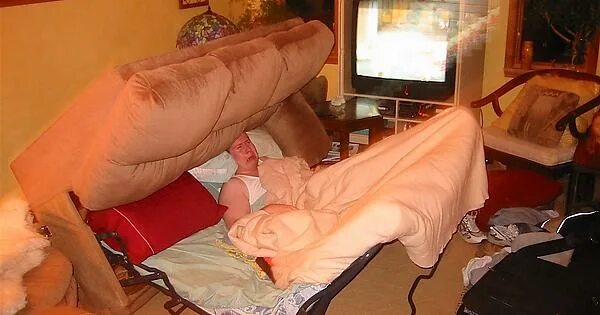 Приросла к дивану фото I hate pull-out couches. - Imgur