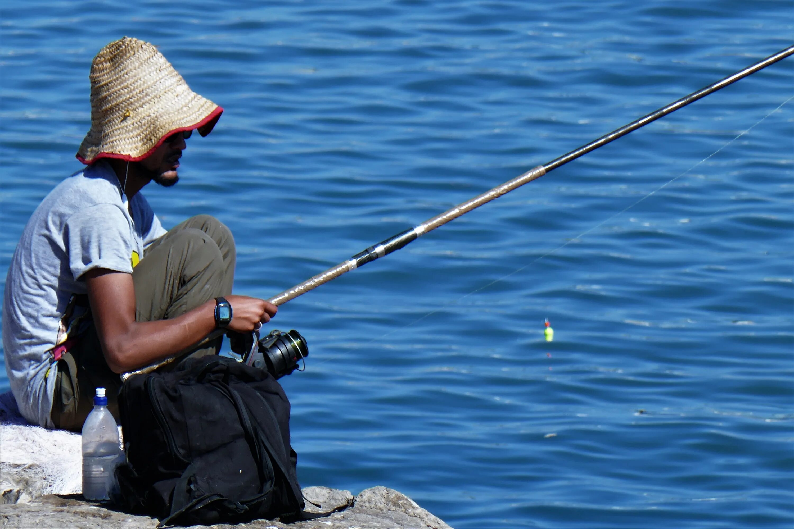 Приснилось что ловила рыбу на удочку Dark skin man Fishing with rod on waterside free image download