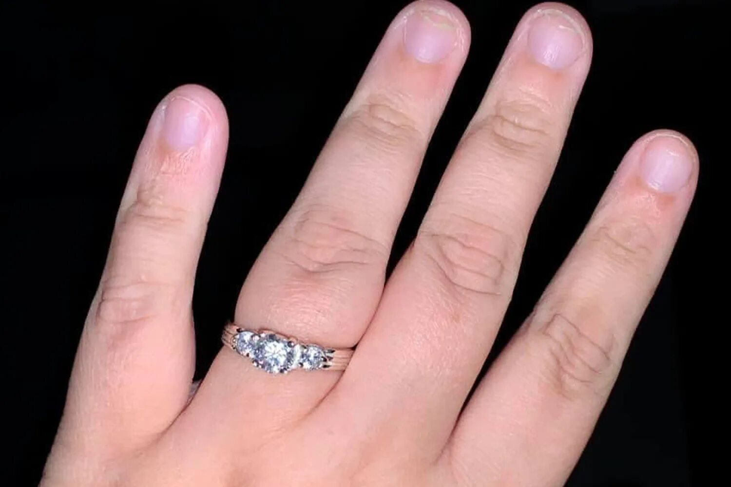 Приснилось что одеваю кольцо Bride-to-be blasts fiancé for 'ugly a**' engagement ring which cuts off hand cir