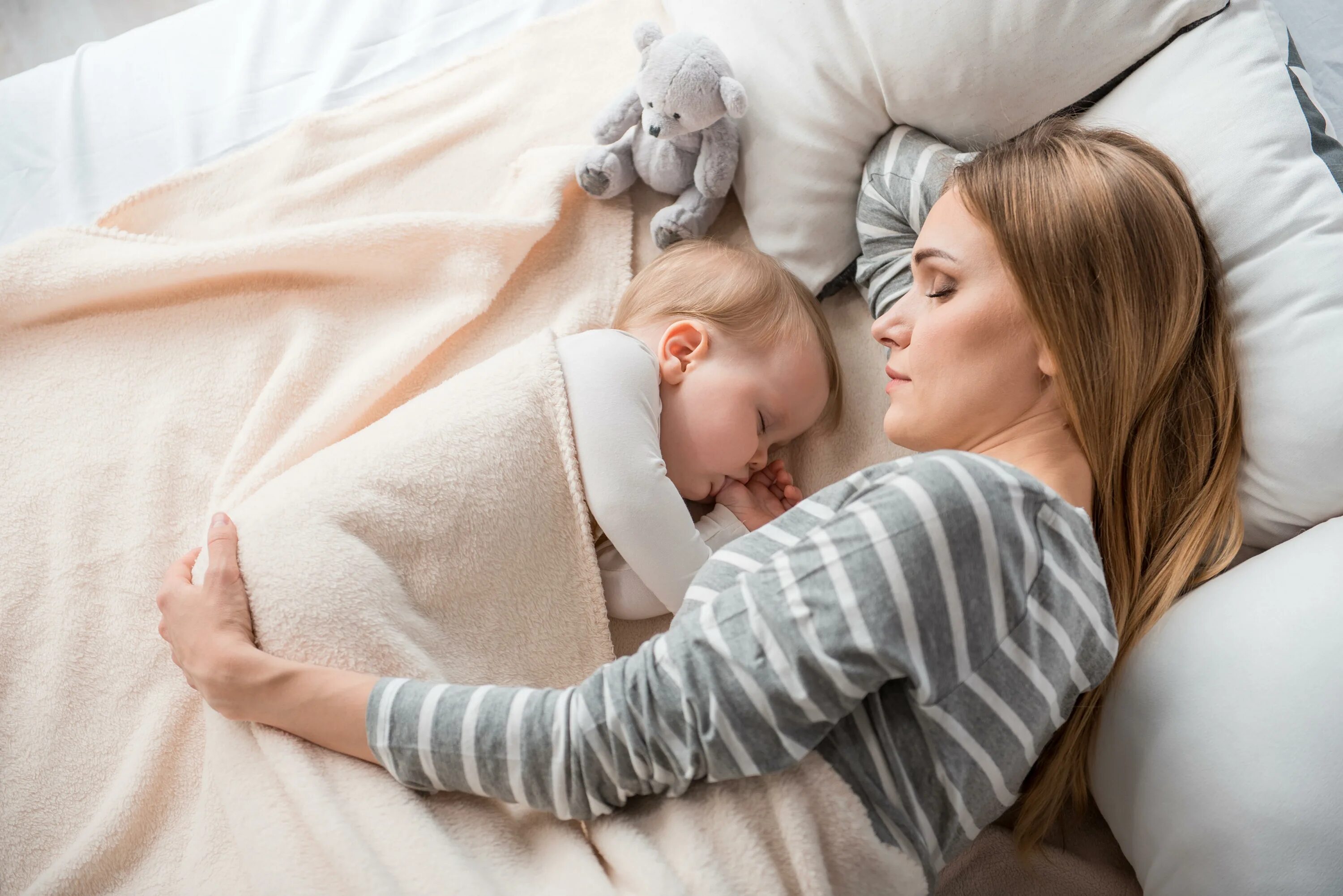 Приснилось моя мама с очень красивой прической Scientists claim lying down with your kids until they fall asleep is GOOD for th