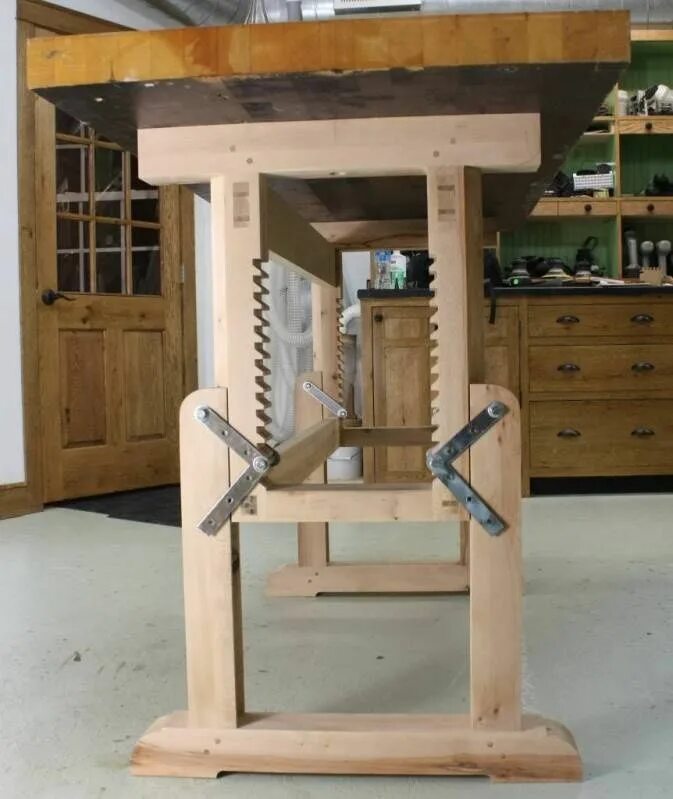 Приспособления для домашней мастерской своими руками New Woodworking Bench (Parts I &#038; II of II) Adjustable height legs. Idea for