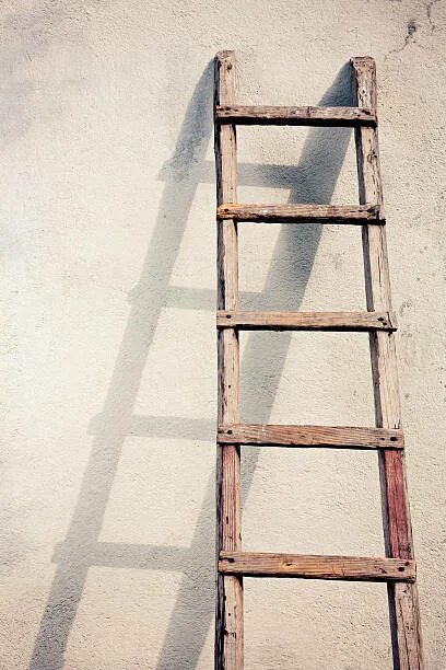 Приставная лестница фото Old Ladder - Сток картинки - iStock