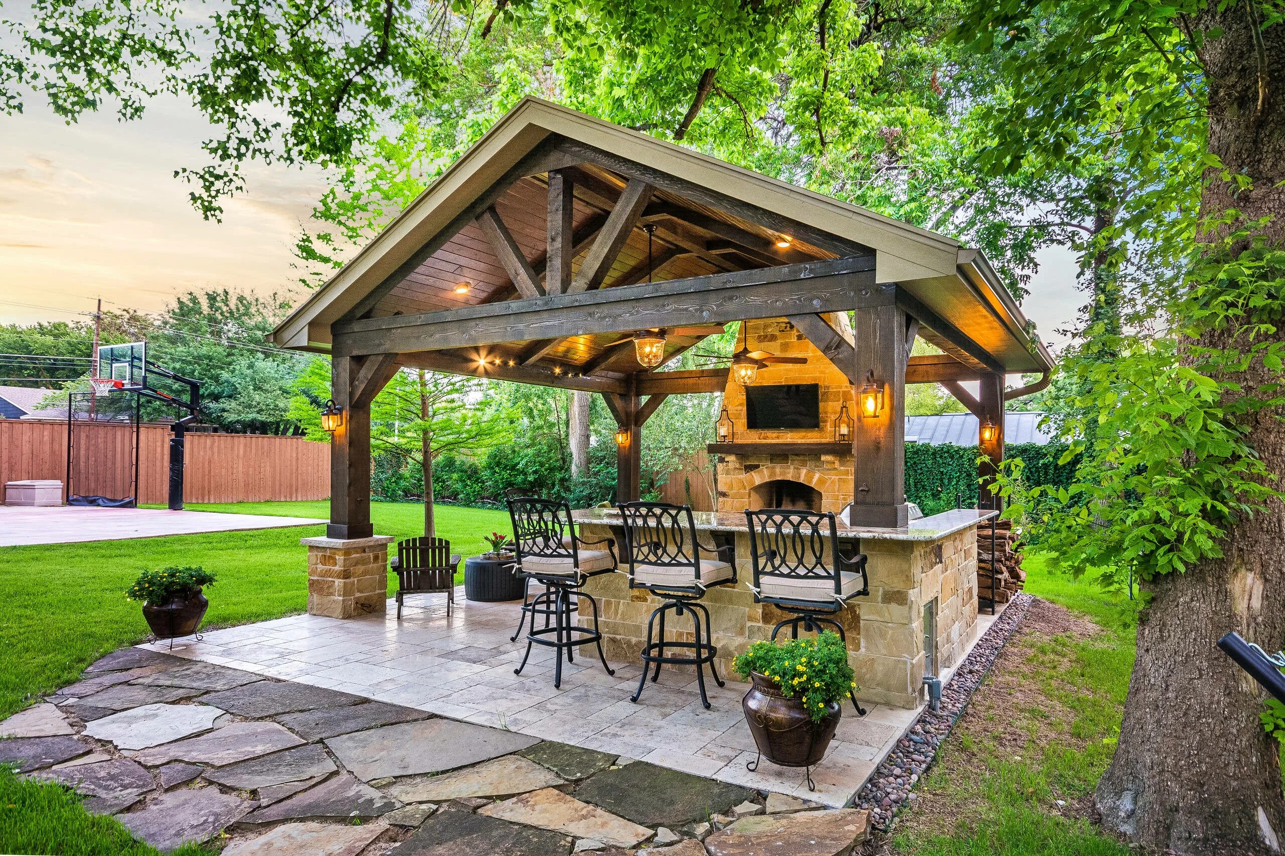 Пристраиваемая беседка фото Different Types of Backyard Structures - Countryside Barns