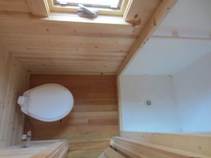 Пристроить туалет к дому на даче варианты groovexi.com Tiny house shower, Tiny house bathroom, Tiny house bathroom ideas