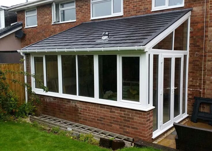 Пристрой к дому из пластика фото Lean To Tiled Roof Conservatory in Basingstoke Porches de casas, Ampliaciones de