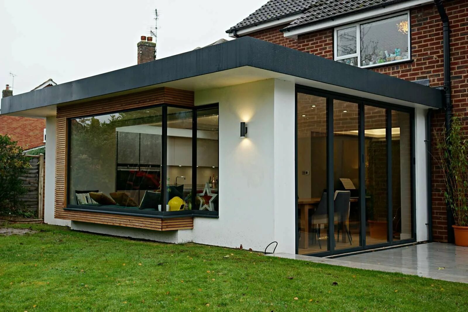 Пристройка к дому с плоской крышей фото A Modern extension in Hagley, Birmingham built by master builders Kiwi Design an