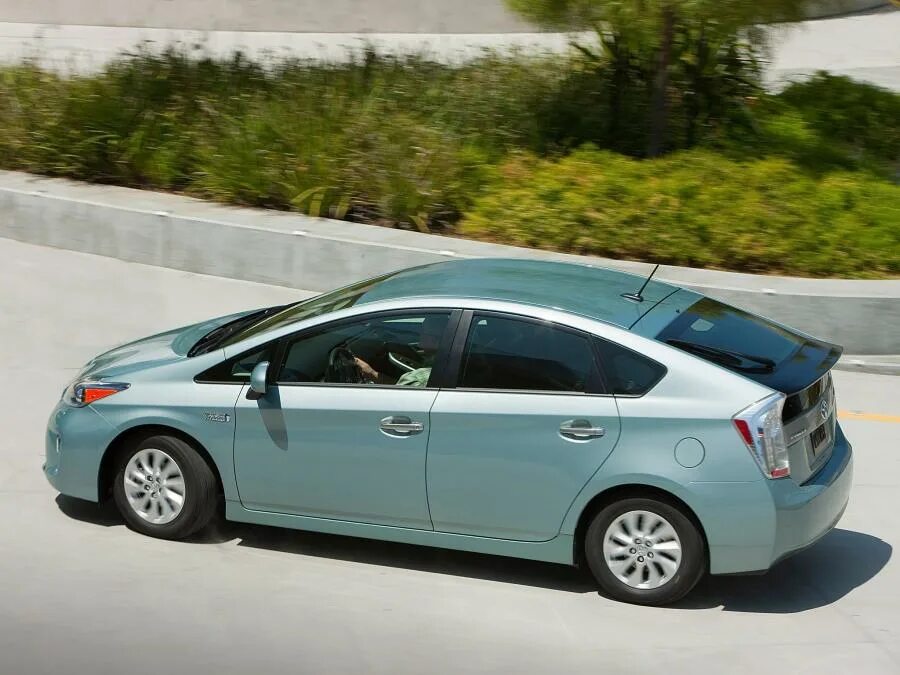 Приус машина фото Toyota Prius Plug-In Hybrid 2011 года выпуска для рынка США. Фото 8. VERcity