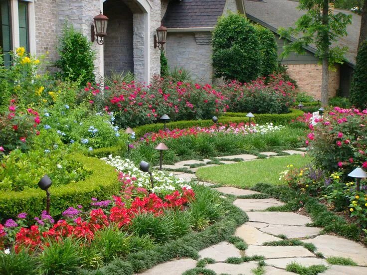 Приусадебный участок красивые фото boxwood hedge, mondo grass, flagstone, roses, ligustrum, roses, plumbago, tecoma