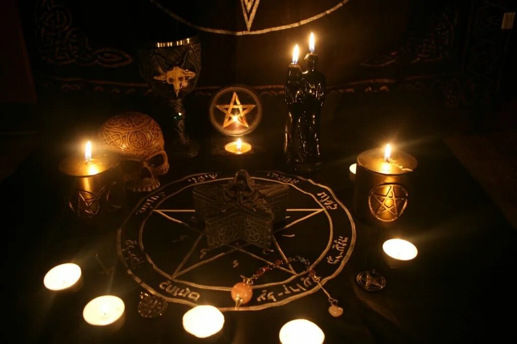 Приворот ночью на фото Black magic, Black magic spells, Magic spells