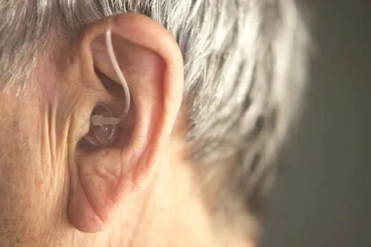 Признак франка на мочке уха фото In Ear Hearing Aid Зображення - огляд 32,753 Стокові фото, векторні зображення й