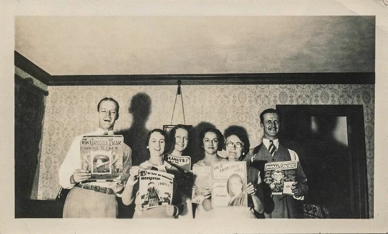 Призраки в коннектикуте реальная история семьи фото Creepy family singing in the parlor (With images) Creepy vintage, Vintage photog