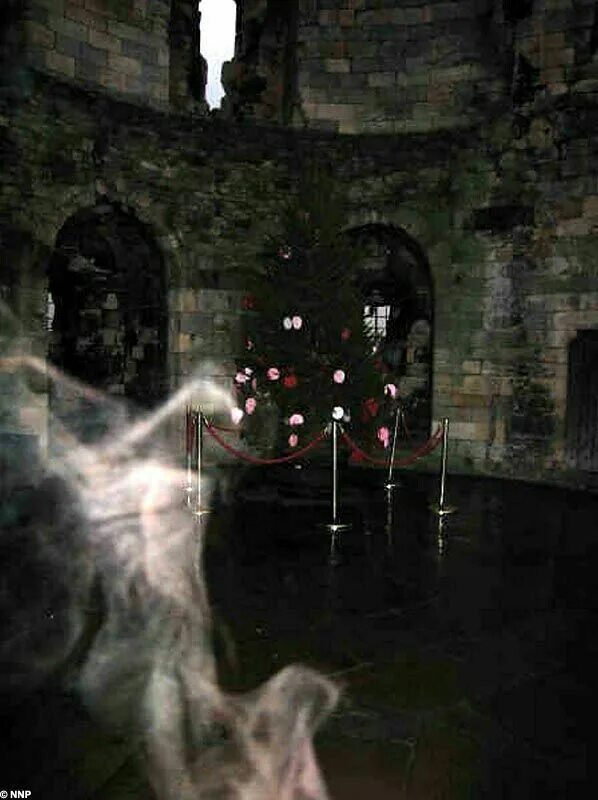 Призраки замка фото A mysterious ghostly shape has been caught on camera at one of Britain's oldest 