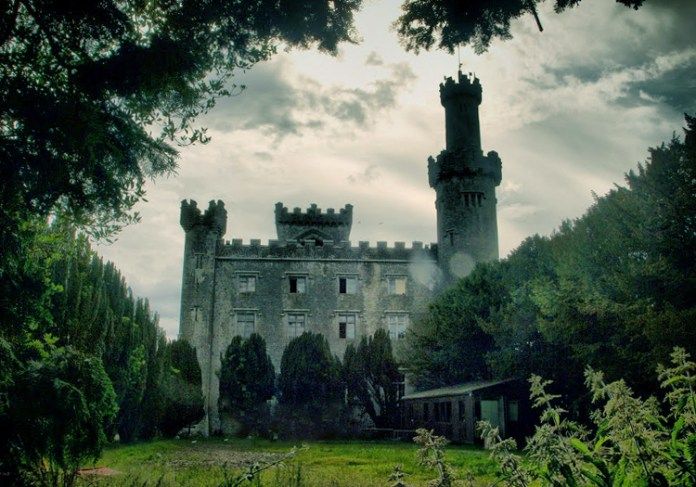 Призраки замка фото 10 Most Haunted Places in Ireland to Visit Most haunted places, Haunted places, 