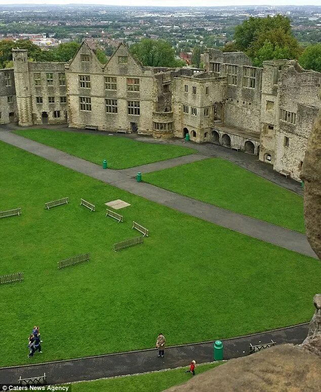 Призраки замка фото As the 'Grey Lady' of Dudley Castle is caught on camera, Peter Lewis gives his v