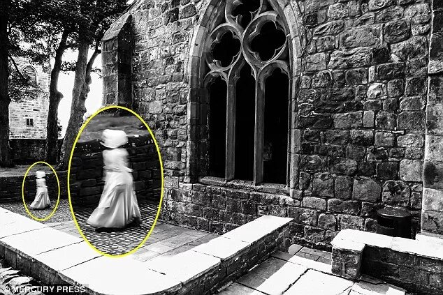 Призраки замка фото Ghostly figure of little girl in period dress is caught on film by startled visi