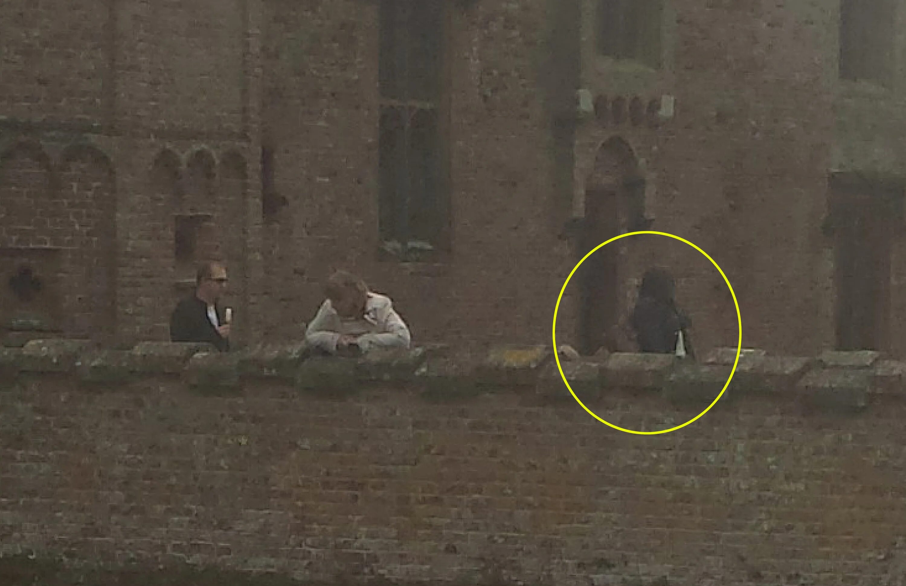 Призраки замка фото Picture of 16th century stately home shows the cloaked ghost of a woman who DROW