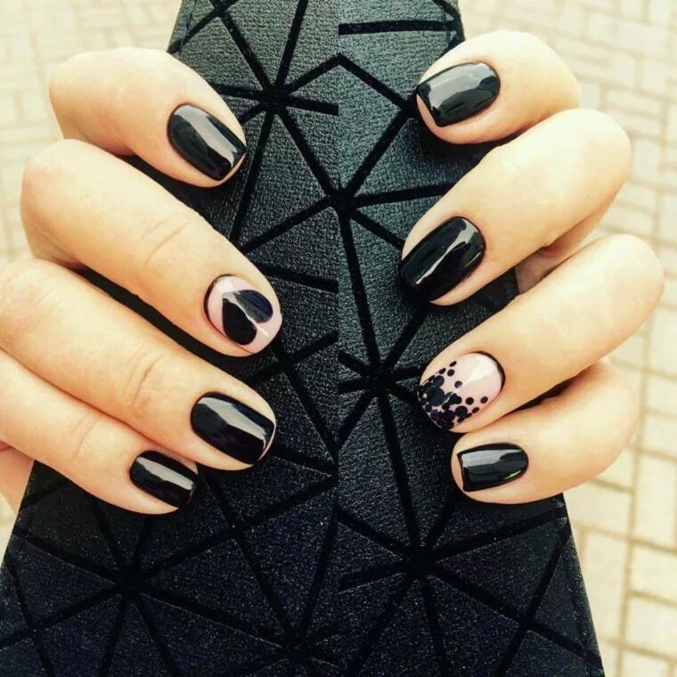 Про черный маникюр Manicure forma quadrata, smalto base nero, accent nail beige e disegno cuore, na