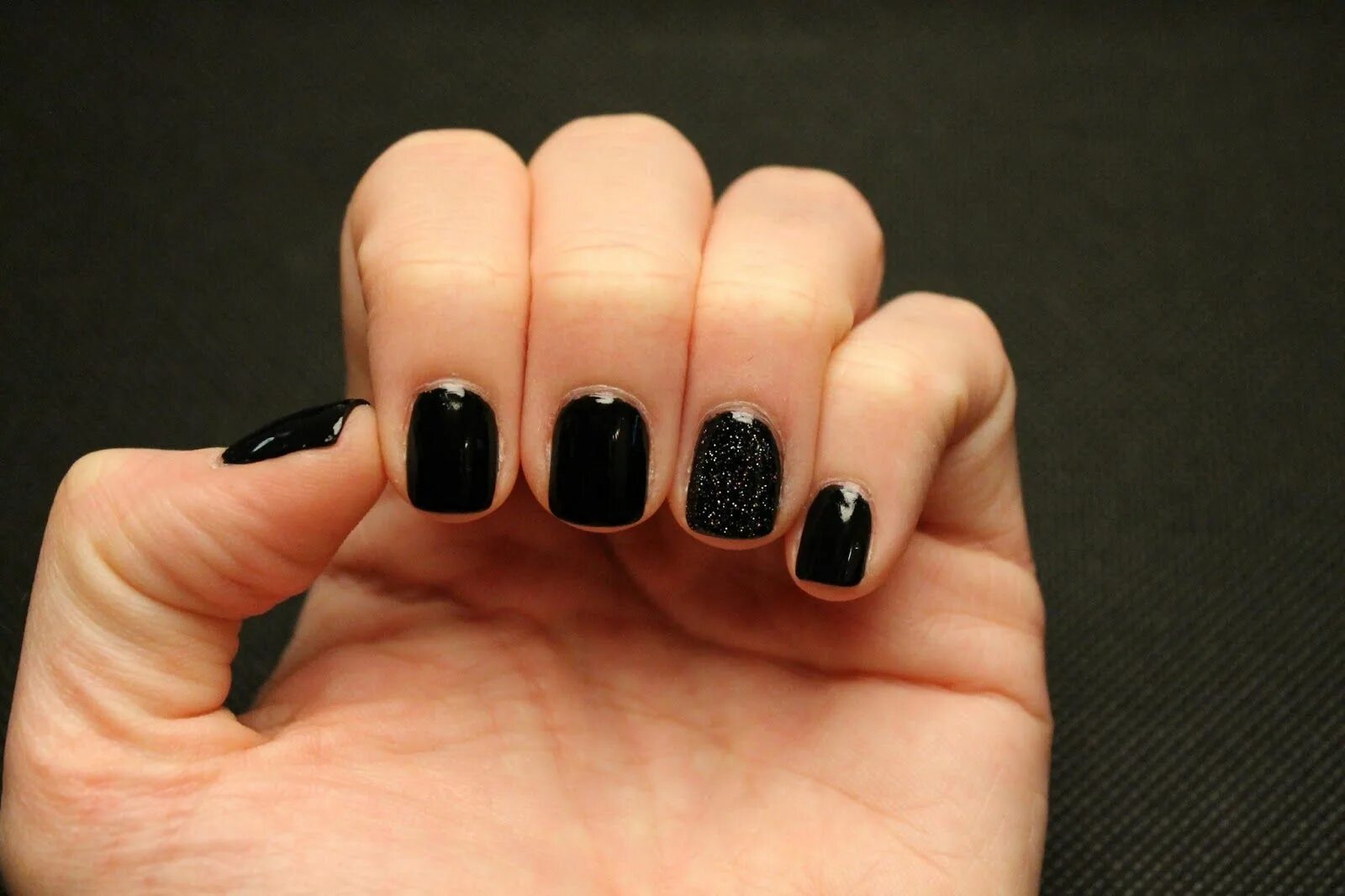 Про черный маникюр Short black nails