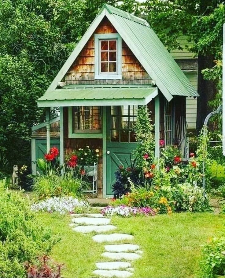 Про дачи фото Pin by Shelly Fearno Waterman on garden cottage, sheds & greenhouse Tiny house p