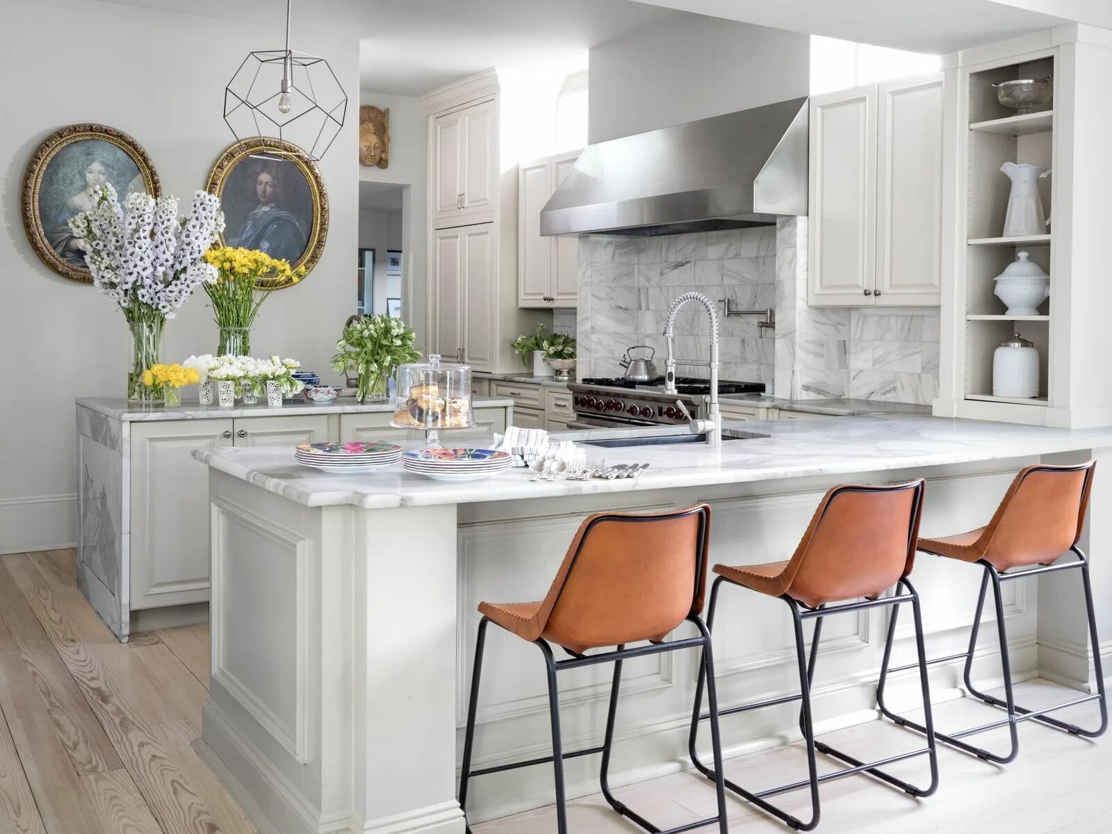 Про интерьер кухни A New Orleans Manse is Given New Life with a Fashionable Pizzazz Kitchen remodel