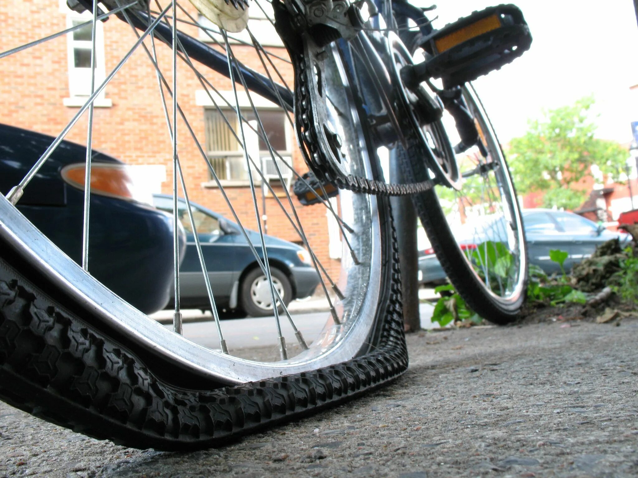 Пробитое колесо велосипеда фото How to Change Your Bike Tire: 7 Steps to Repair a Flat Bike tire, Bicycle tires,