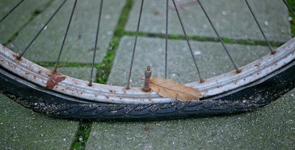 Пробитое колесо велосипеда фото How To Prevent a Flat Tire Flat tire, Bike accessories, Cycling tips