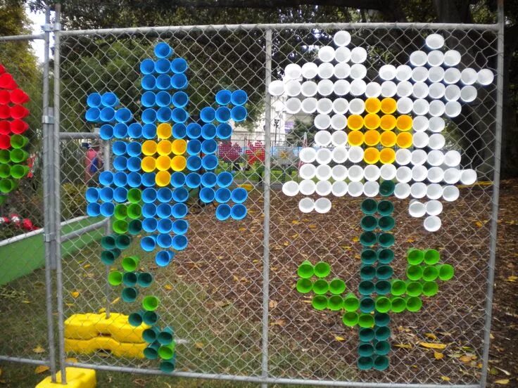 Пробки из пластиковых бутылок поделки фото Plastic cups! Fence art, Art for kids, Crafts