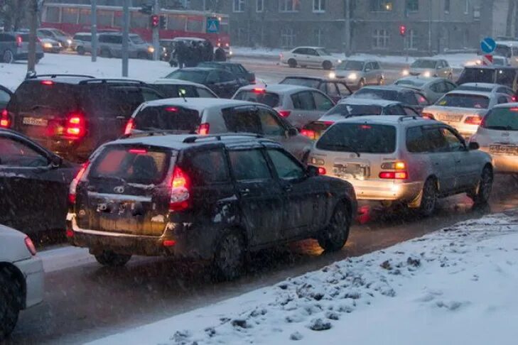 В Новосибирске водители пожаловались на многочасовые пробки на улице Аэропорт - 