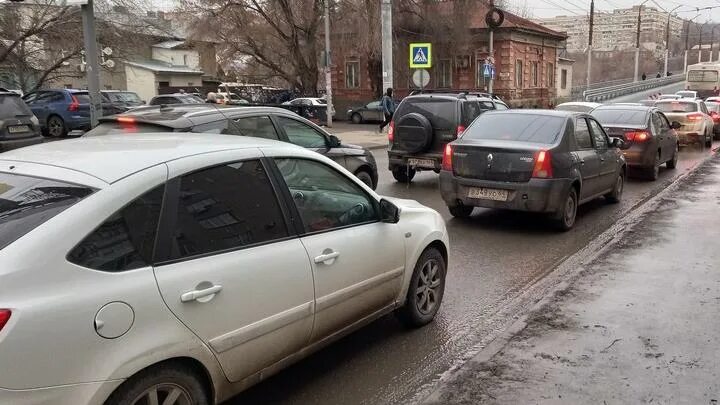 Пробки саратов фото В Саратове пробки в 7 баллов Регионы Селдон Новости