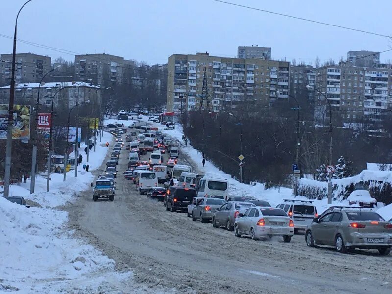 Пробки саратов фото Саратовцы стоят в пробках из-за коммунальных аварий и ДТП