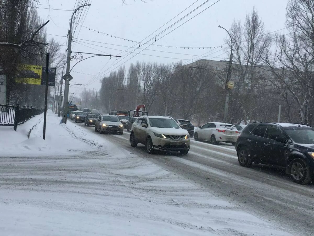 Пробки саратов фото В Кировском районе Саратова на проспекте 50 лет Октября образовалась огромная пр