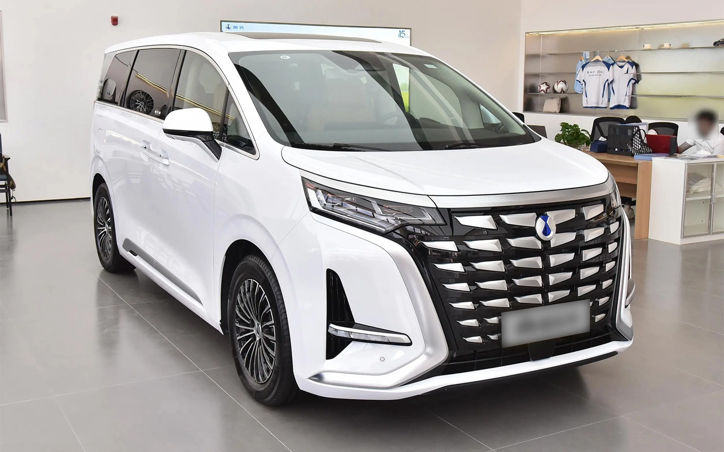 Продаем автомобиль фото цена Аналог Toyota Alphard от BYD и Mercedes-Benz, который мощнее и в два раза дешевл