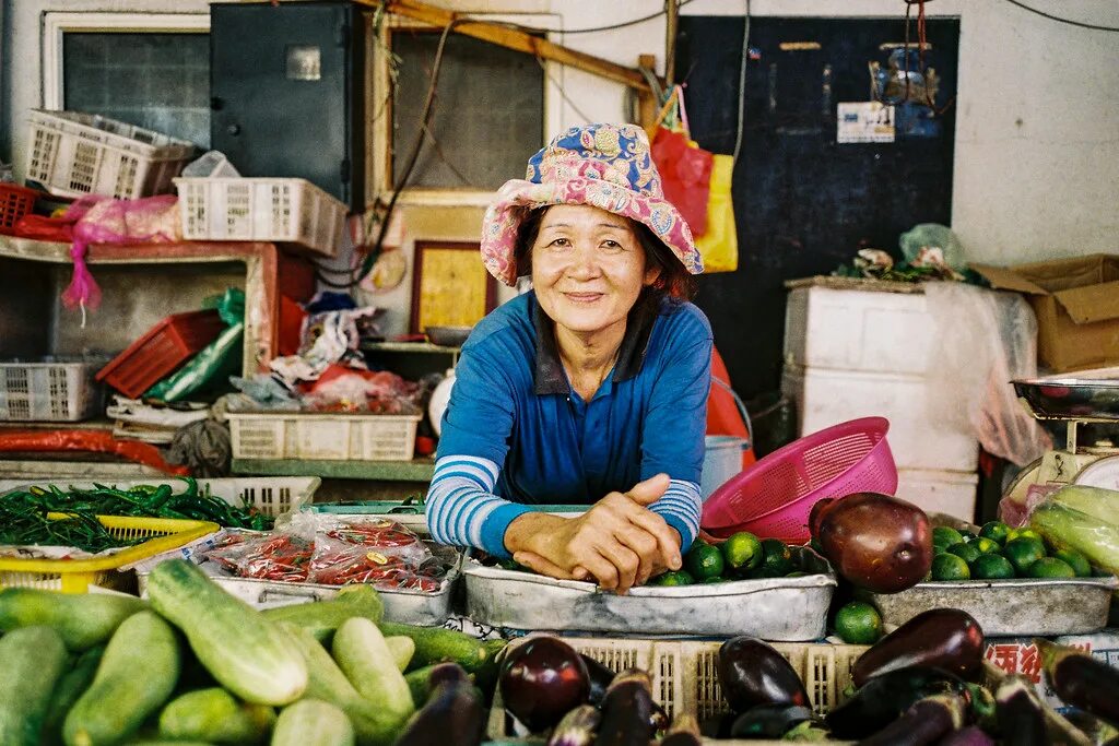 Продавец рынка фото "My Workplace" A vegetables seller at a market near Little. Flickr