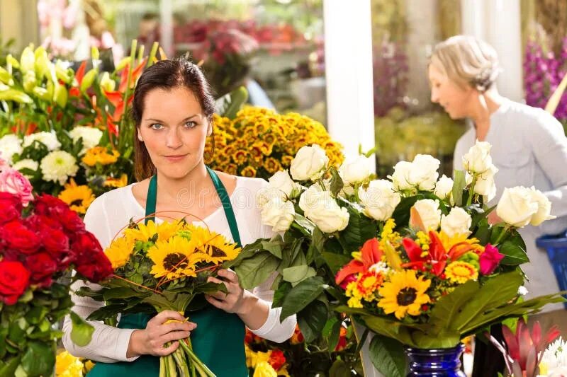 Продавец цветов фото Sunflowers Bouquet in a Floral Arrangementon a Table Stock Image - Image of back