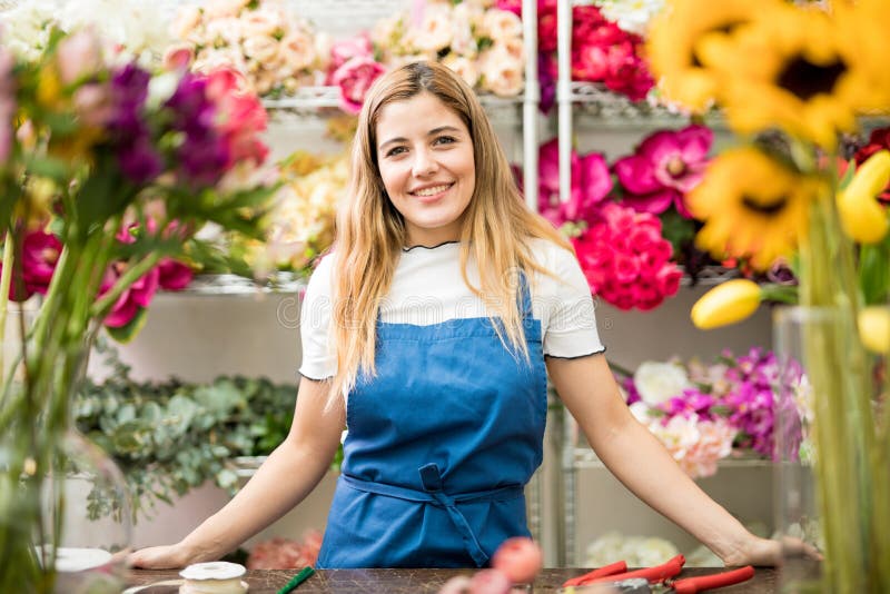 Продавец цветов фото Female Florist Standing in Her Flower Shop Stock Photo - Image of workshop, fema