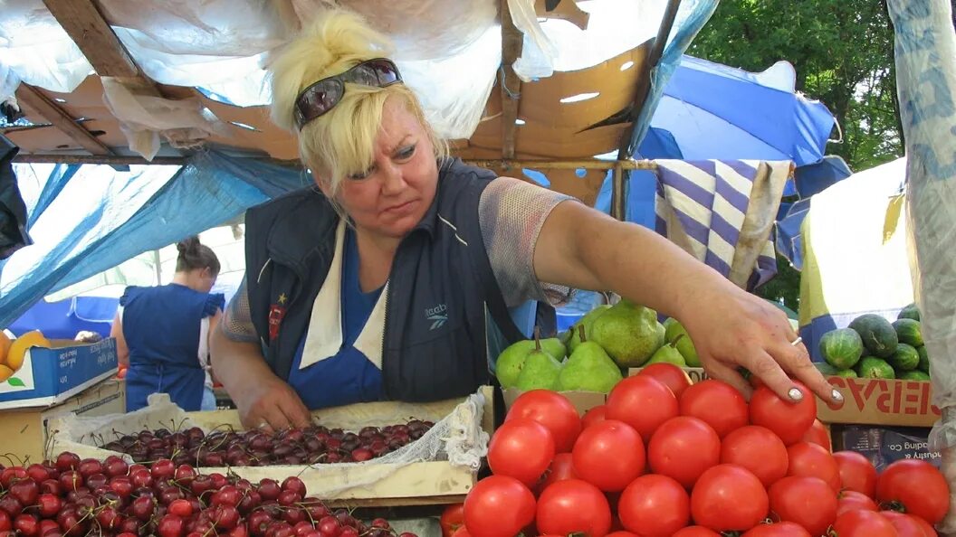 Продавщица на рынке фото В Самарской области планируют увеличить штрафы за незаконную уличную торговлю