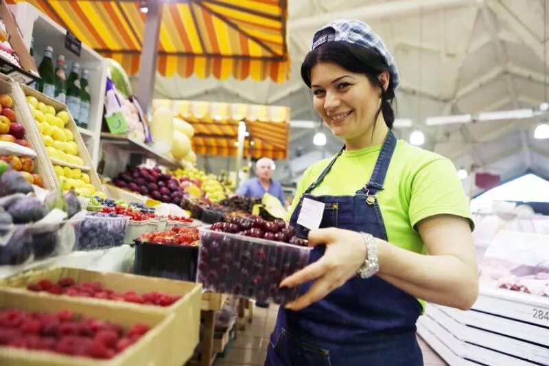 Продавщица на рынке фото Открылся прием заявок на участие в ярмарках выходного дня