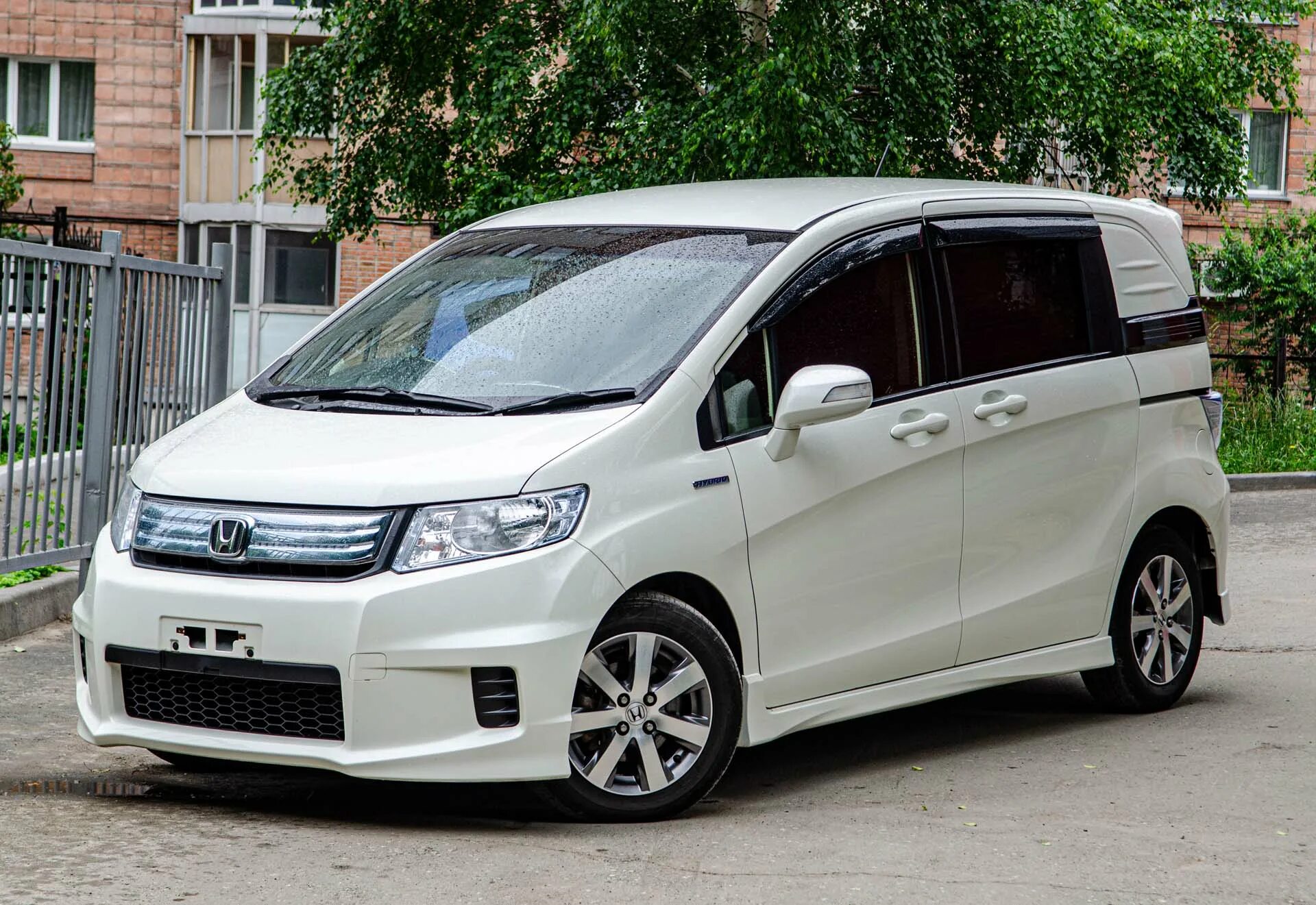 Продажа тюнинга на хонда фрид спайк Белый Honda Freed Spike 2012 года с пробегом по цене 890 000 руб. в Новосибирске