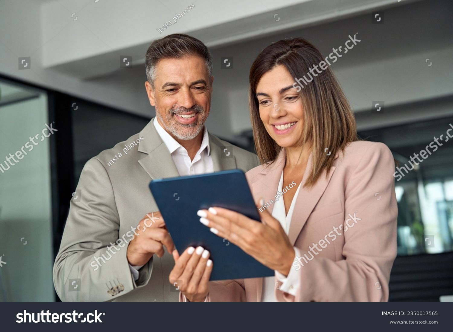 Продажи хороши фото Happy with tab: фотографии и изображения Shutterstock