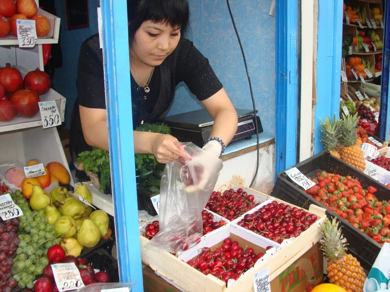 Продуктовый рынок хабаровск микрорайон красная речка фото Ягоды и фрукты идут нарасхват на Центральном продовольственном рынке Хабаровска 