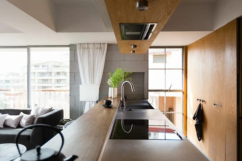 Продуманный дизайн интерьера architecture brio renovates a compact city apartment in mumbai Apartment interio