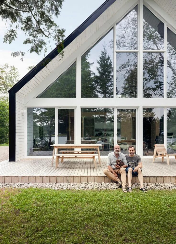 Проект дома с панорамным остеклением фото The large windows of this lakeside chalet in Canada make the most of its nature-