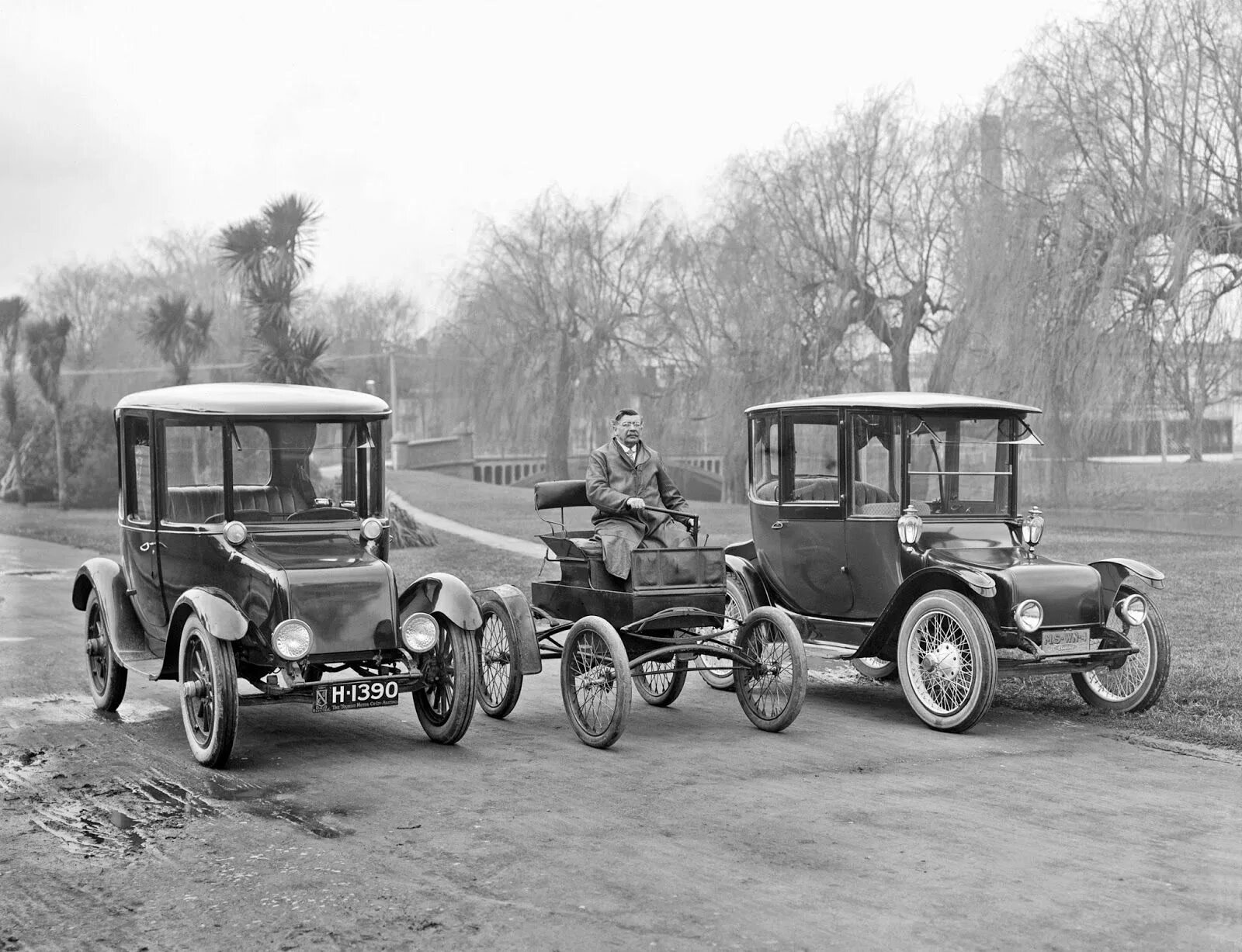 Проект старинное фото Electric cars on parade. Hagley Park, Christchurch, New Zealand, Circa 1910. Pho