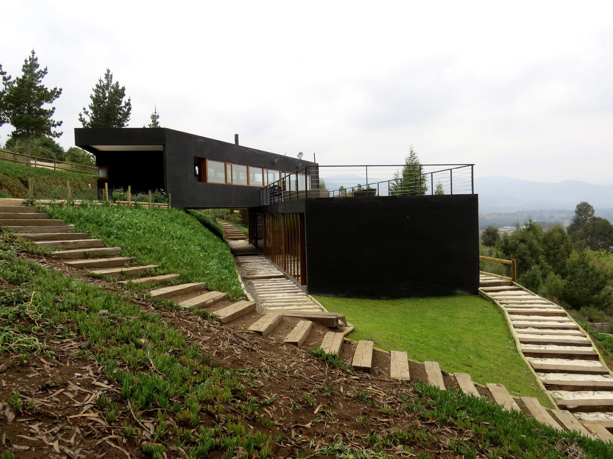 Проект участка с уклоном фото House in Maitencillo / Patricio Cortese Opazo ArchDaily