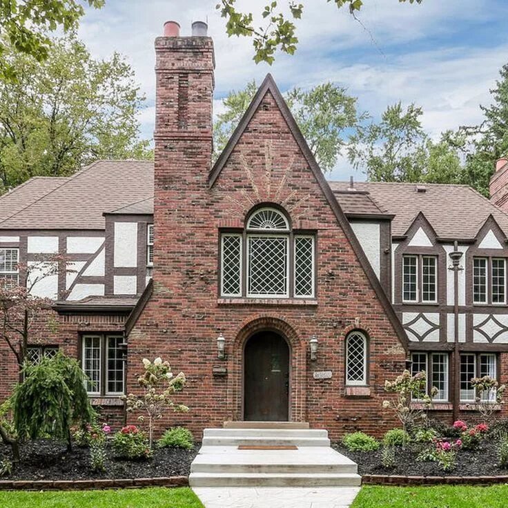 Проекты домов английского стиля фото Sherwood Forest Tudor seeks $610K ... Tudor house exterior, Tudor style homes, A