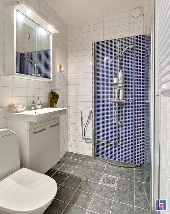 Проекты душевых комнат с туалетом фото Reader’s home - a tiny Swedish apartment Apartment bathroom design, Simple small